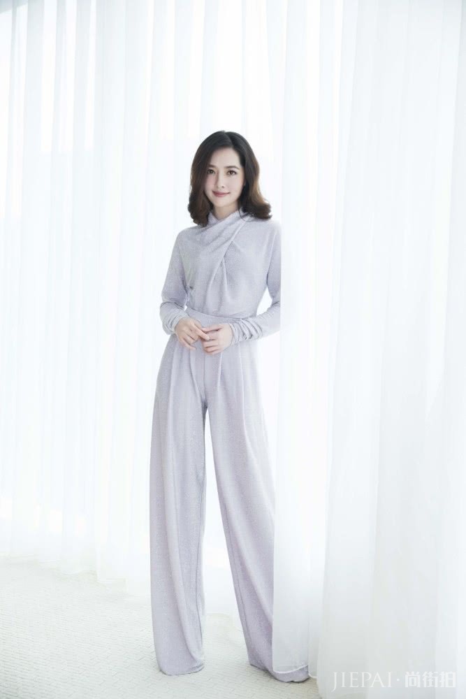 郭碧婷穿V领格纹西装+大红唇，性感十足