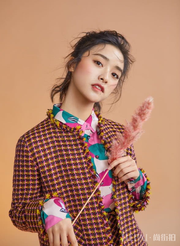 沈月胖不胖我不知道,只知道她把过膝长靴穿成了长袜,腿真够细!