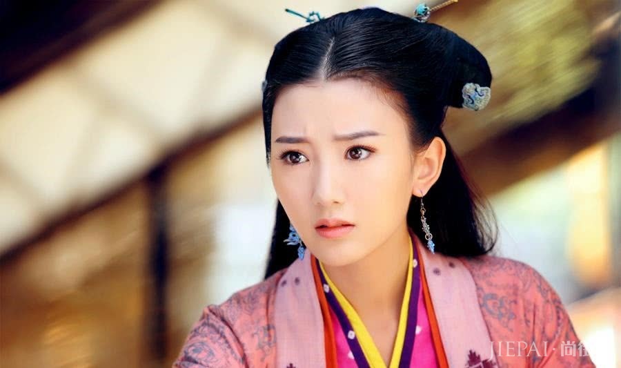 毛晓彤最近将头发烫卷了,画风变回20岁,看了也想烫卷发