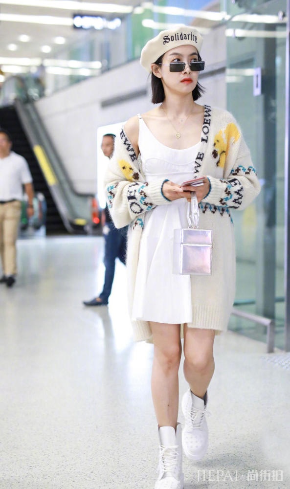 长款针织衫怎么搭配好看?学杨超越这样穿美翻了,时髦又显气质