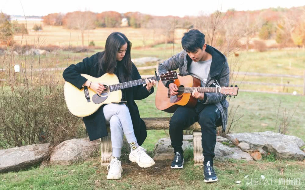 欧阳娜娜白色卫衣搭配运动裤俏皮又少女