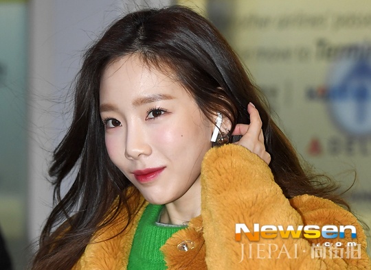 从头到脚流淌着美丽 泰妍闪耀造型亮相出国路