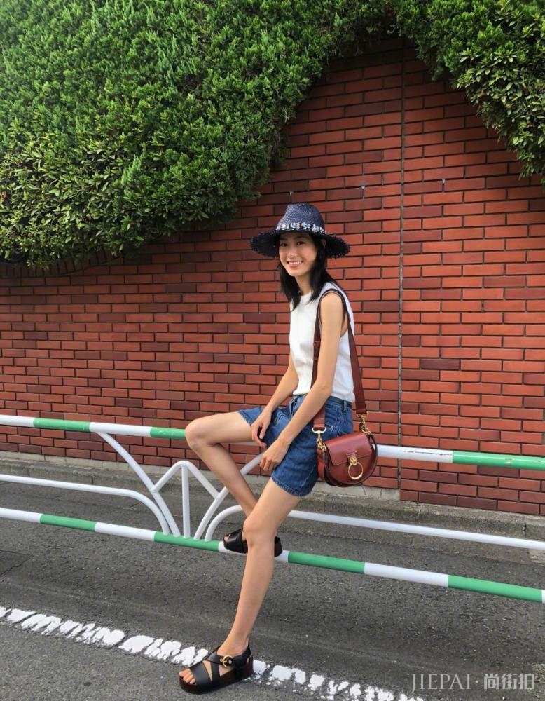 陈冠希老婆秦舒培穿中长款大衣同框陈碧舸,却比陈碧舸肿了好多!