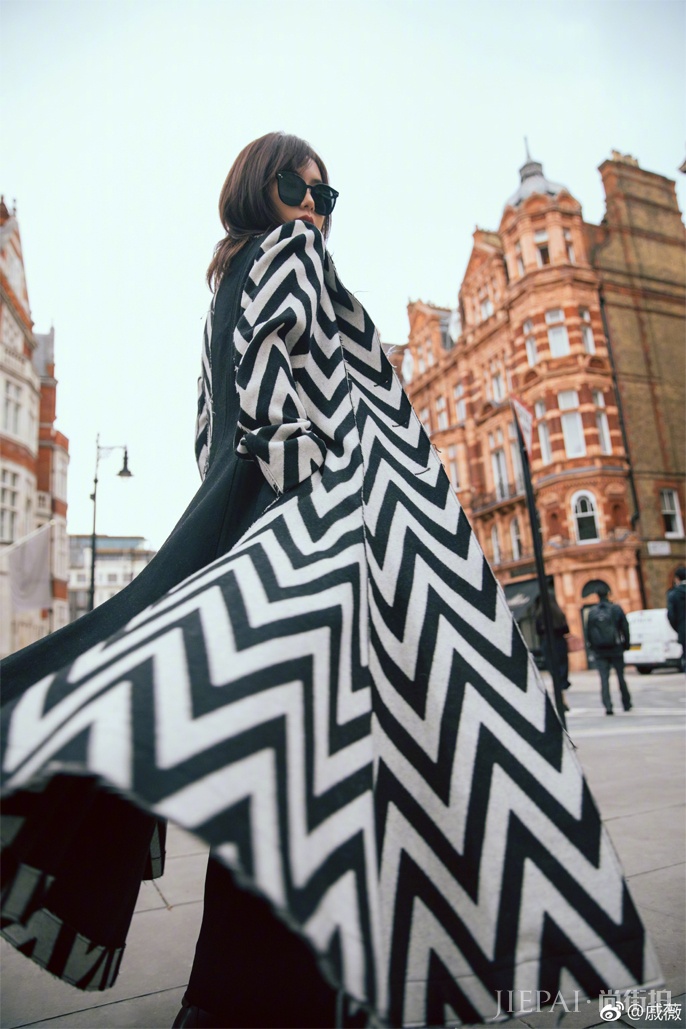 戚薇穿一件3万+的大衣美到飞起!