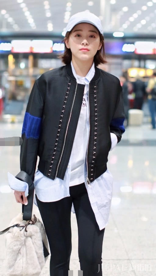 阚清子机场街拍太有趣了,裤子和鞋子一起开衩,腿长秀翻天!