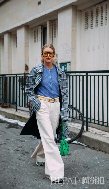 深灰色格纹大衣怎么搭配 沉稳大方全靠它