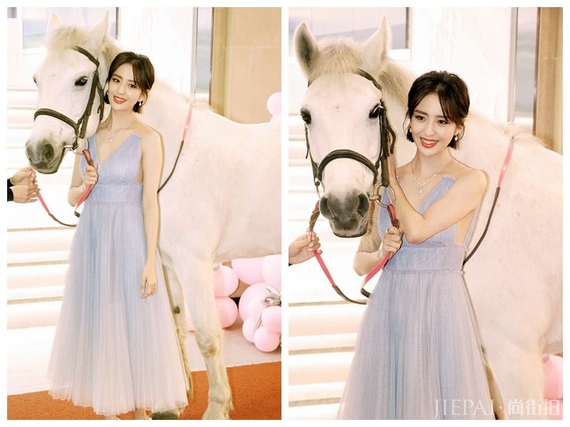 佟丽娅穿淡蓝纱裙宛若冰雪女王,未修图也很好看