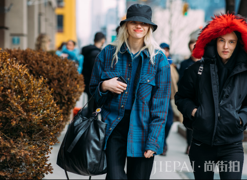 英伦风情格子衬衫怎么搭配