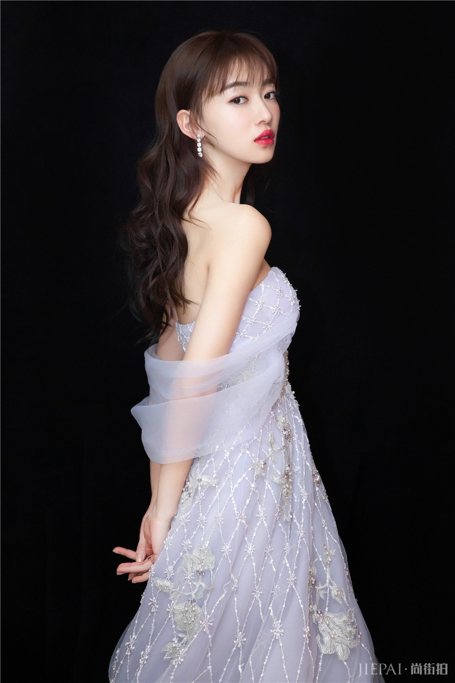 吴谨言紫罗兰纱裙亮相 气质优雅仙气十足