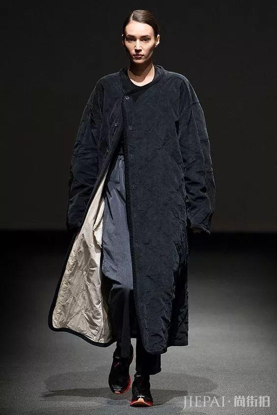 选对搭配方式，黑色羽绒服穿出高级感？