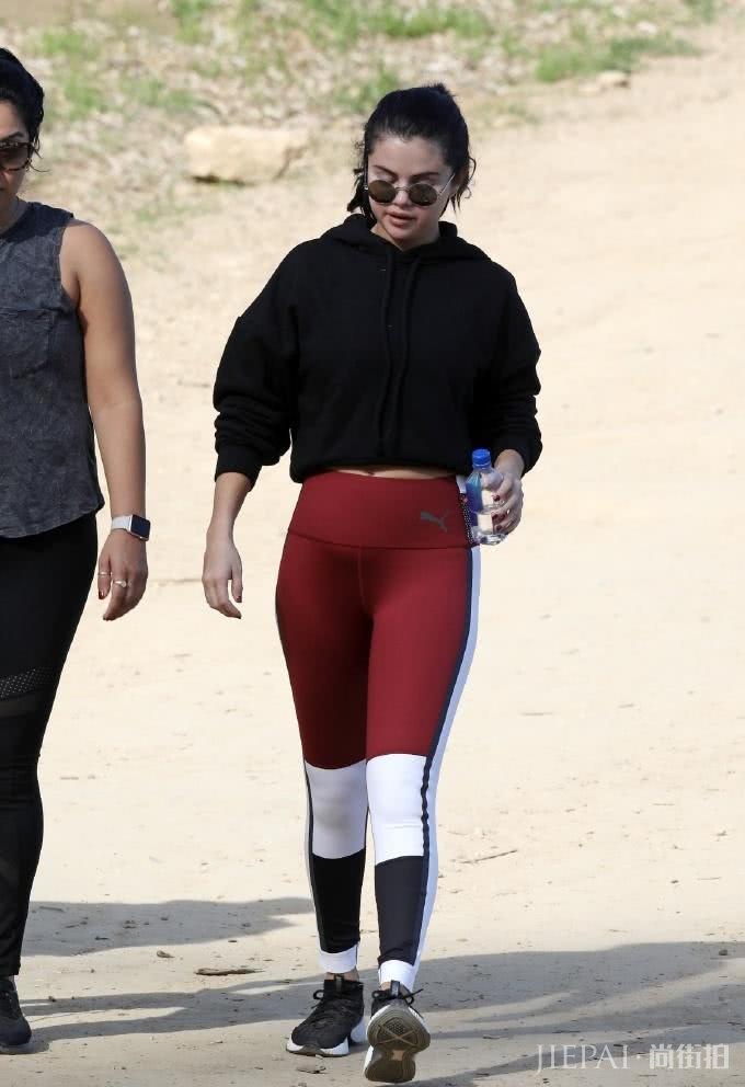 赛琳娜又穿运动衣秀小蛮腰啦