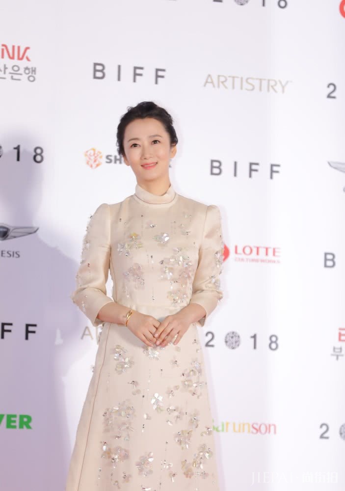 赵涛低扎发搭配蓝色长裙减龄了十来岁,40岁嫩回30岁