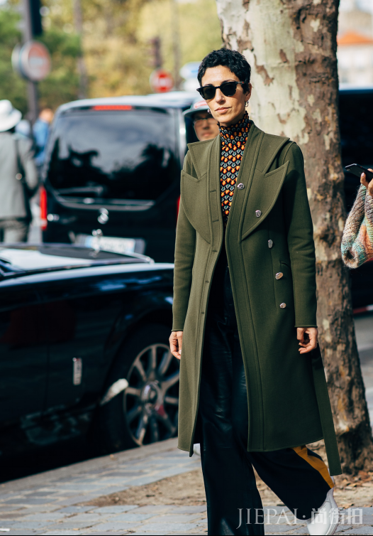 绿色呢子大衣外套怎么搭配 让这件时尚外套穿出迥异风格吧