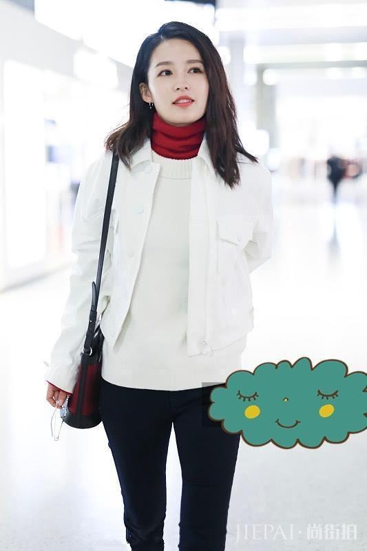 李沁的外套里面叠穿两件毛衣, 脖子上露出一抹中国红, 看着好美!