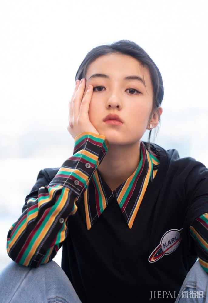 张子枫穿牛仔裤衬衣走红毯,少女感十足!
