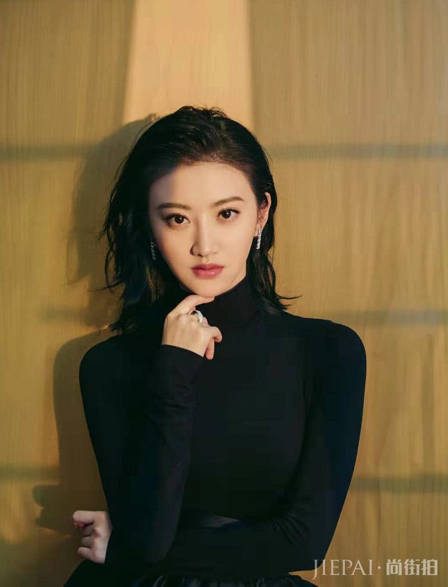 景甜裙摆在舞台上鼓成一个球,一下台就扁了