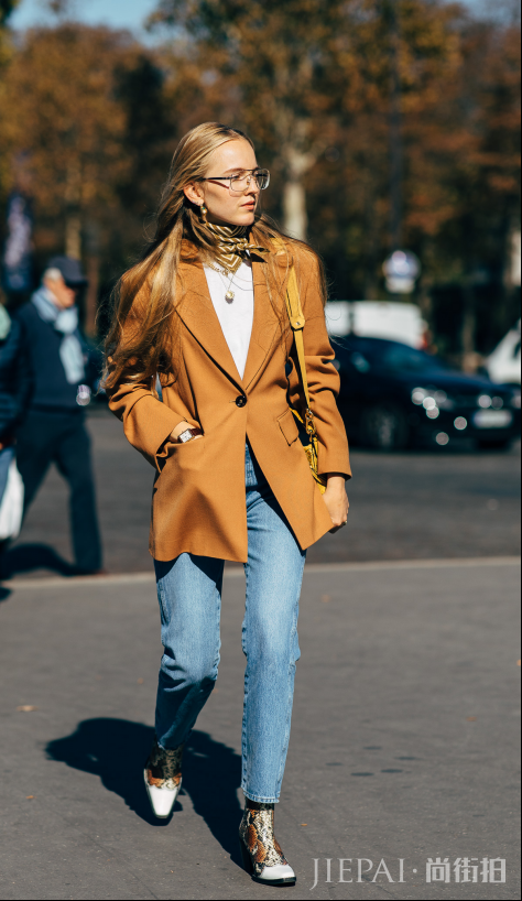 欧美街头潮人示范 中短款外套+裤子打造甜美淑媛风