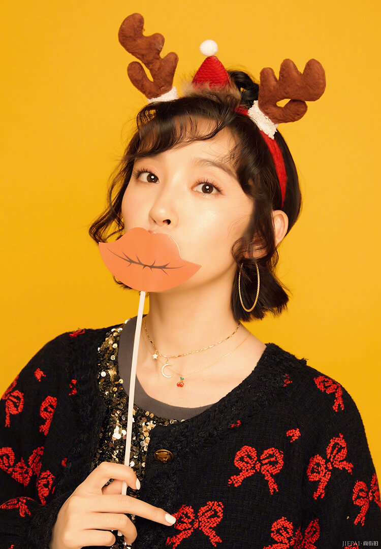 唐艺昕将刘海烫卷了,搭配短发俏皮又可爱