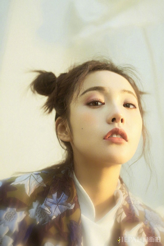 张佳宁笑容式美人“杀手”!透视纱网+拖地长裙,这才叫仙女