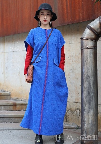 杨丽萍惊艳到了！蓝色连衣裙穿出高级复古美，少女感爆棚
