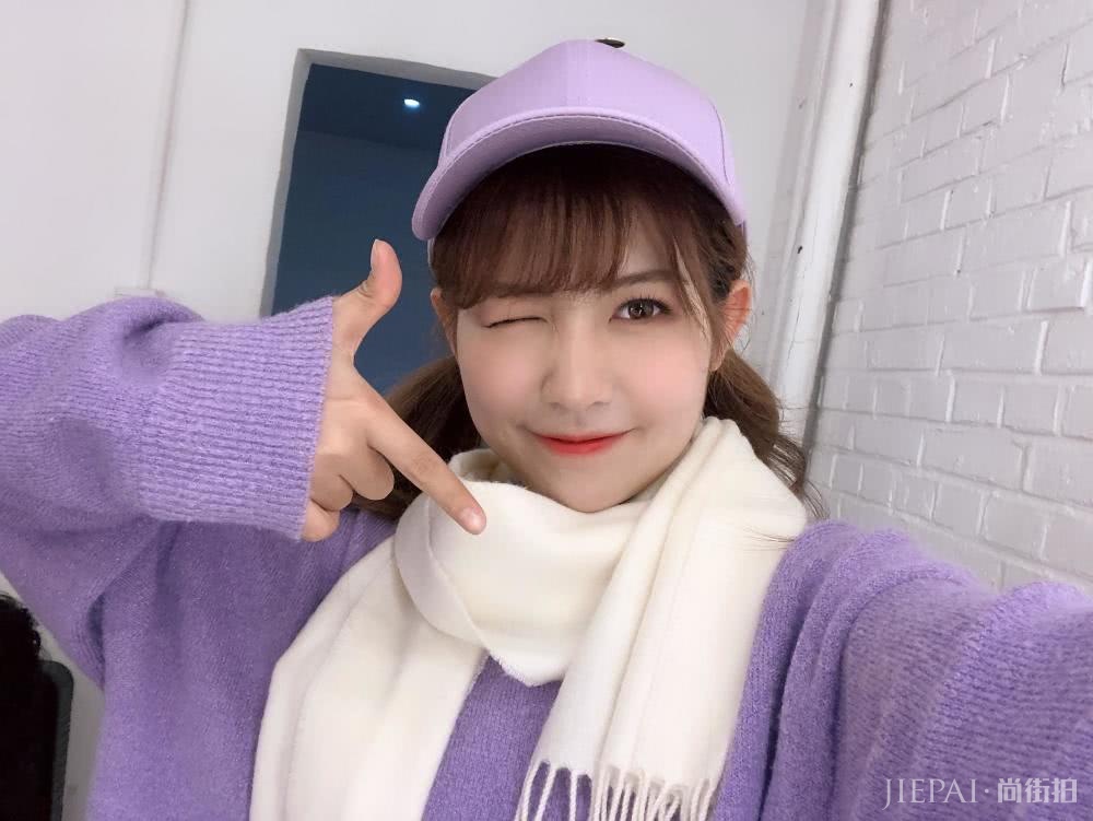 赖美云扎双马尾辫,穿紫色衣服美丽又可爱!