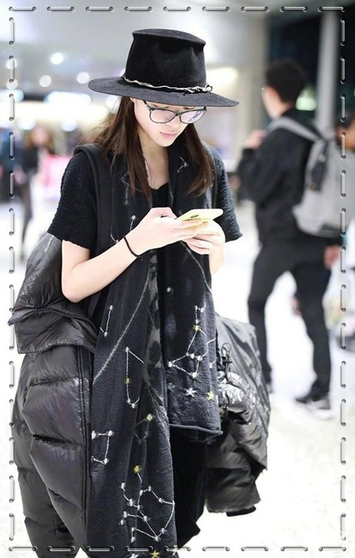 钟楚曦棉服不穿身上却挂包上,宁愿挨冻也要抢镜?