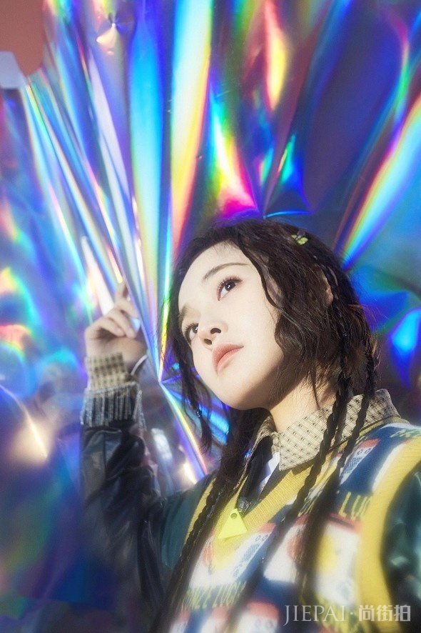 长裙已经不流行了，现在流行张佳宁这种“充气袋裙”，酷到不行！