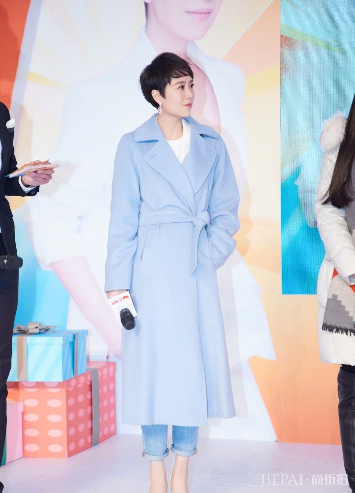 海清穿白色印花长裙 时尚又优雅