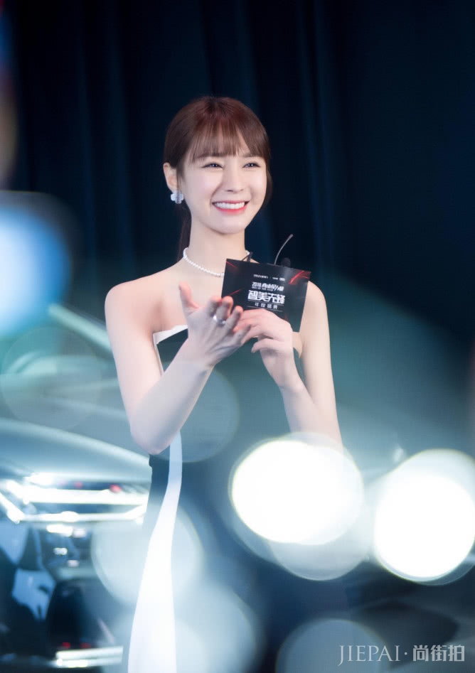 沈梦辰零下十多度穿抹胸裙,终于暴露真正的曲线