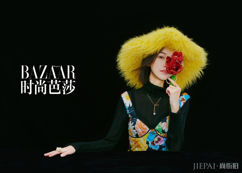 姜梓新登《时尚芭莎》演绎高冷气质 跳脱色彩尽展灵动本质
