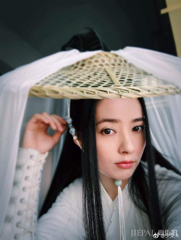 郭碧婷古装造型太拉风,像头上装了电线杆