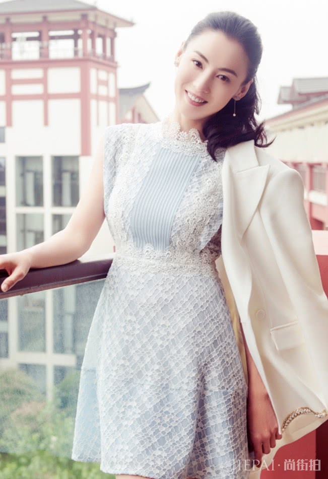 张柏芝“樱桃鞋”厚得像块砖，穿上却少女感爆棚！