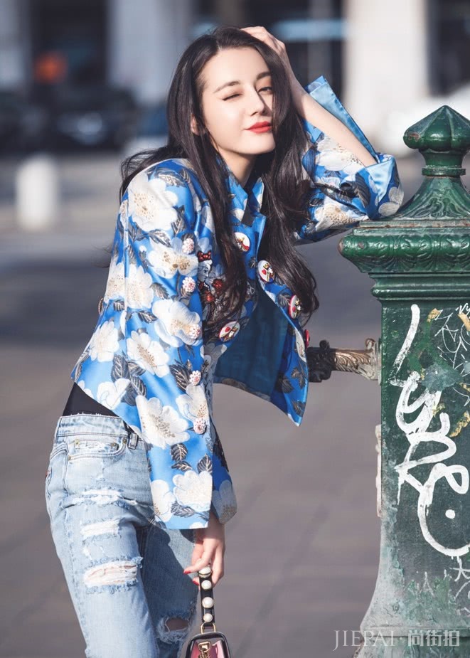 迪丽热巴穿开叉的“树杈裤”,超显腿长的!