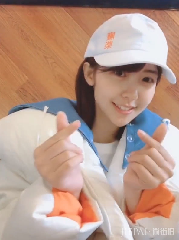 赖美云齐肩短发清新又可爱,显小好多岁!