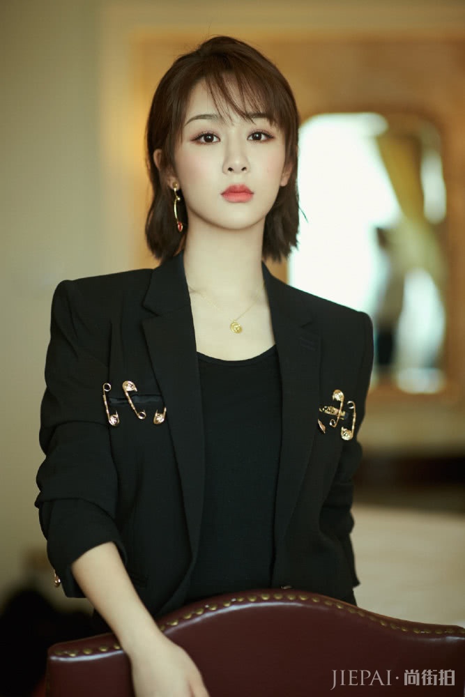 杨紫穿黑色西装出席活动,气质俱佳大玩“轻熟女”风