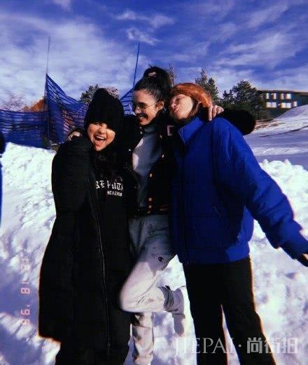 赛琳娜又穿运动衣秀小蛮腰啦