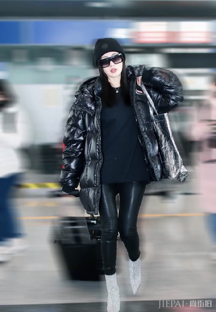 张天爱把皮裤塞进靴子里凹出“树干腿”
