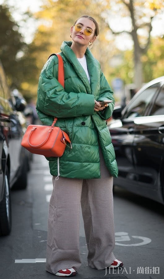 羽绒服怎么穿更有范?看欧美街头女生搭配极简阔腿裤时尚感爆棚