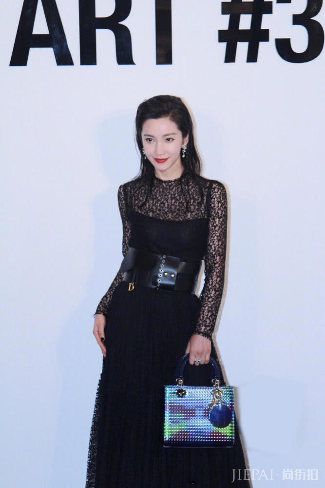 DIOR酒会王子文穿印花裙清新可人,李冰冰拎限量版手袋展气场依旧