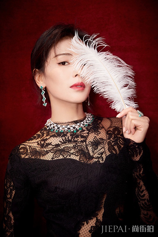 刘涛第1次尝试镂空透视装,美极了