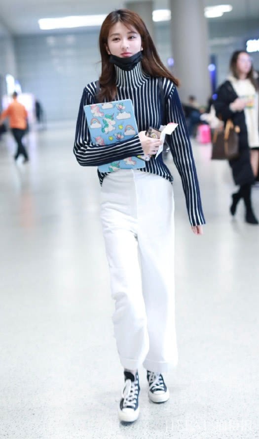 乔欣高领衫和口罩全堆上这种遮双下巴的方法！