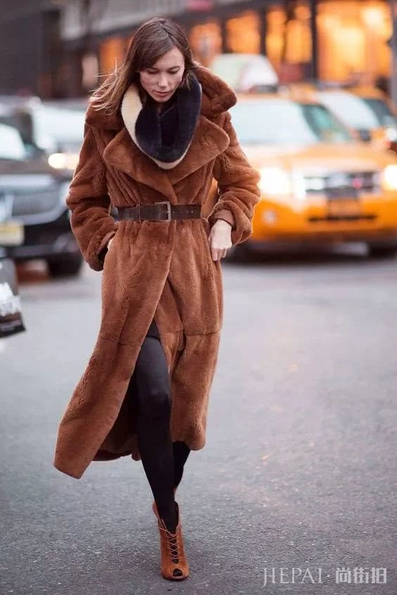 欧美街拍 时尚潮人只靠一条“围巾”立马变优雅