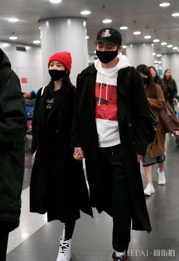 陈妍希陈晓露香肩却被脚上鞋子抢镜