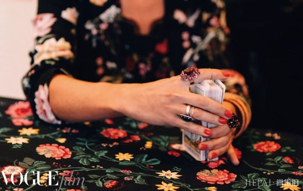 Angelababy演绎《巴黎奇遇》:陌生街头的柳暗花明