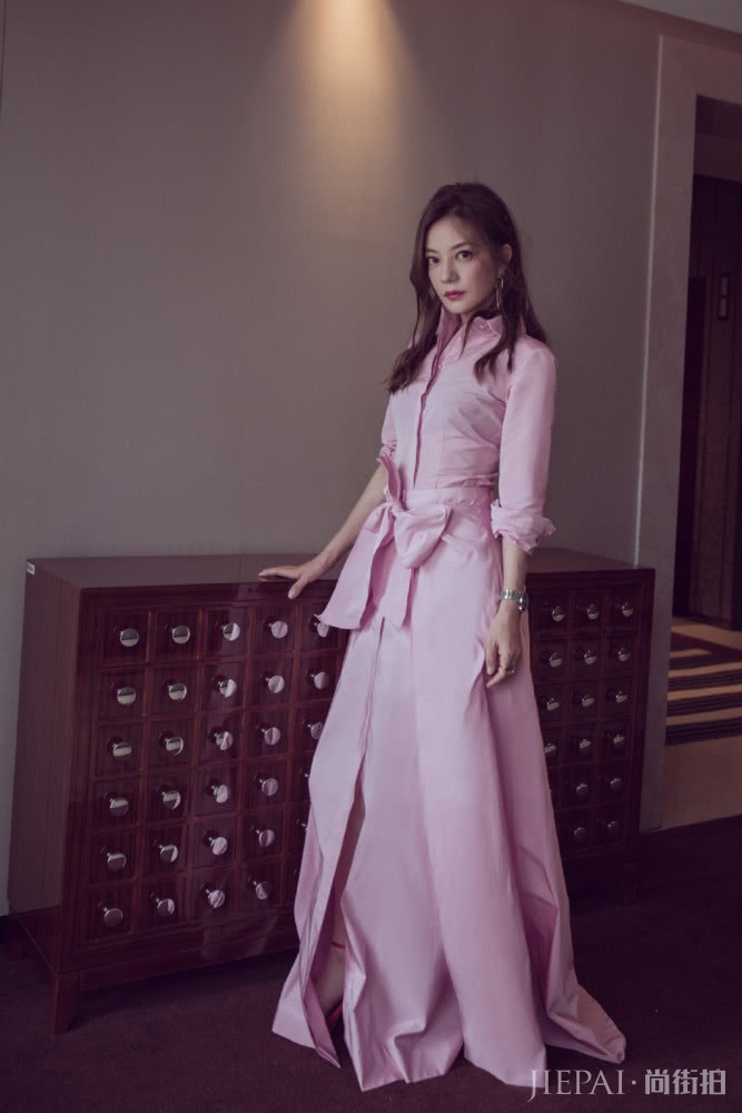 赵薇穿丝绒套装亮相,知性优雅