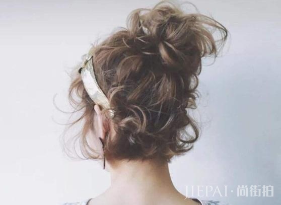 别再烫内扣了，今年流行“发髻卷”，减龄显嫩还瘦脸！