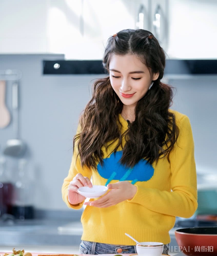 杨超越又扎双马尾了，气质变得更加甜美了