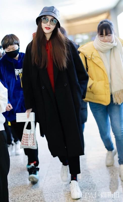 唐嫣红黑两色风衣配出高级感,适合过节穿!
