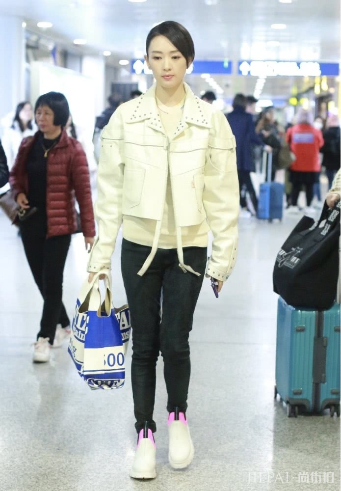 童瑶机场街拍 穿成55分脚踝很显矮！