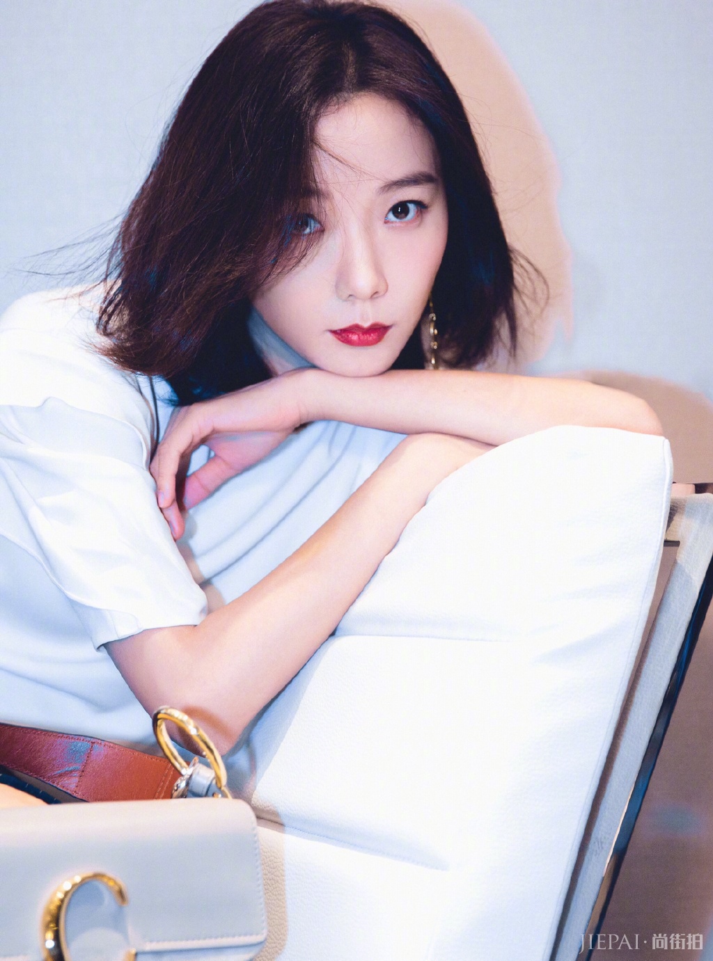 王珞丹棉服搭配牛仔裤青春靓丽,美出了新天际